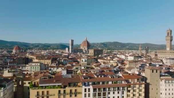 都市の歴史的建造物の空中ビュー 旧市街の建物の上に突き出た古い塔 フィレンツェ イタリア — ストック動画