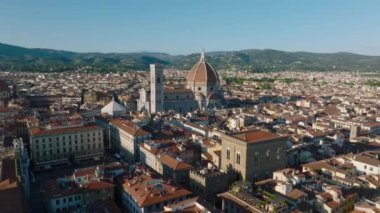 Altın saatinde ünlü simgeleriyle tarihi şehir merkezi. Görkemli kubbeli Duomo di Firenze. Floransa, İtalya.