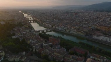 Ünlü manzaralı ve turistik yerleri olan tarihi şehrin hava manzaralı görüntüleri. Arno nehri renkli günbatımında şehrin içinden akıyor. Floransa, İtalya.