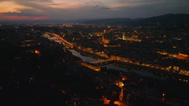 Gece şehrinin hava panoramik görüntüleri. Aydınlatılmış rıhtımlar ve eski kasabadaki popüler tarihi simgeler. Floransa, İtalya.