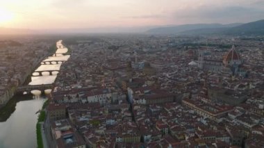 Gün batımında tarihi şehir merkezinin üzerinden geriye doğru uç. Pek çok turistik manzaralı eski kasabanın havadan panoramik manzarası. Floransa, İtalya.