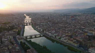 Eski kasabadaki hava panoramik manzarası ve Arno nehri boyunca akıyor. Rıhtım ve Piazzale Michelangelo 'daki binaların tersten görünümü. Floransa, İtalya.