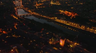 Arno nehrinin ve aydınlık su kenarlarının inanılmaz görüntüleri, eski kasabanın ünlü manzarası ve alacakaranlıkta Piazzale Michelangelo 'nun panoramik manzarasını gözler önüne seriyor. Floransa, İtalya.