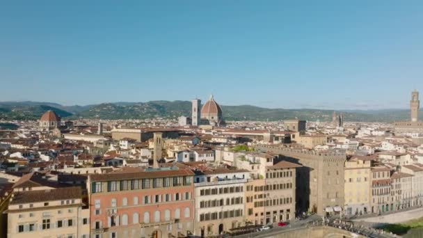 ウォーターフロントと壮大なドゥオーモ フィレンツェの建物の行を背景に 美しい歴史的な街の中心部の空中ビュー フィレンツェ イタリア — ストック動画