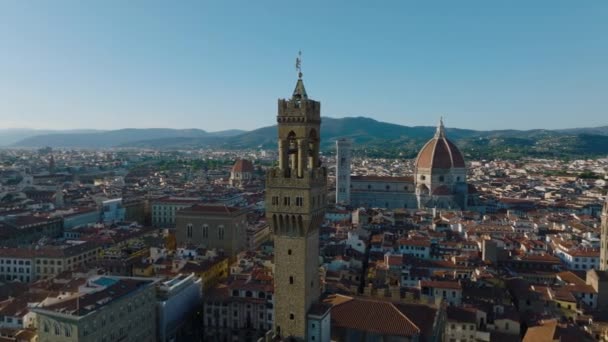 多くの観光名所がある歴史的な都市の中心部の上のパラッツォ ヴェッキオ塔周辺で撮影された高架軌道 フィレンツェ イタリア — ストック動画