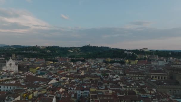 Der Dämmerung Fliegen Vorwärts Über Alte Gebäude Der Historischen Innenstadt — Stockvideo