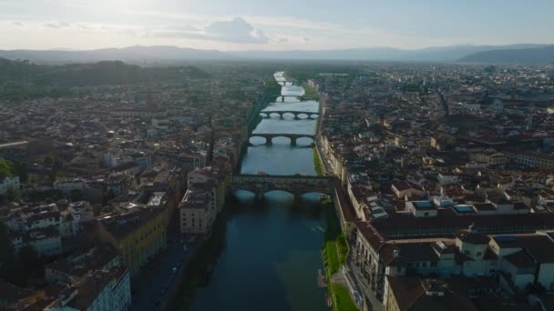 Panoramiczny Widok Rzekę Arno Przepływającą Przez Zabytkowe Miasto Słynne Średniowieczne — Wideo stockowe