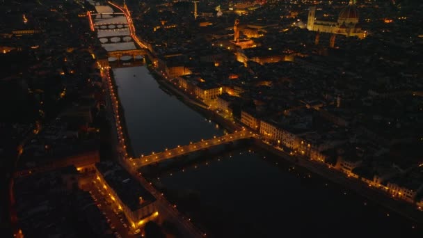 阿尔诺河上照明桥的高角度视图 倾斜揭示了城市夜间全景拍摄与照明的景象 意大利佛罗伦萨 — 图库视频影像