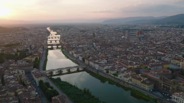 Vzdušný Panoramatický Výhled Památky Starém Městě Podél Řeky Arno Pozpátku — Stock video