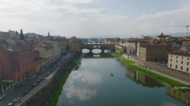 Arno Nehri 'nin üzerinden ünlü ve popüler seyahat merkezi Ponte Vecchio köprüsü ile tarihi şehirde ilerliyorlar. Floransa, İtalya.