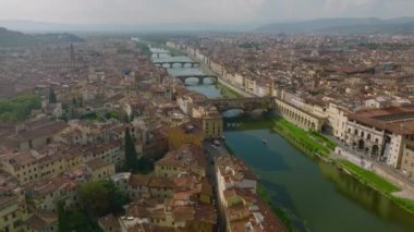 Ünlü manzaralı eski kasabanın havadan panoramik manzarası. Arno nehri şehrin içinden akıyor. Floransa, İtalya.