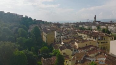 Forvetler şehirdeki eski apartmanların üzerinden uçuyor. Arno nehri yakınlarındaki tarihi kasaba. Floransa, İtalya.