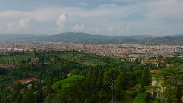前方飞越公园和绿树成荫的花园 背景中的历史名城全景 意大利佛罗伦萨 — 图库视频影像
