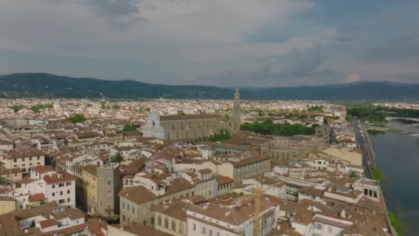 歴史的な街の中心部の通りや家の上を飛ぶ 有名な大聖堂とサンタクローチェ広場を明らかにします フィレンツェ イタリア — ストック動画
