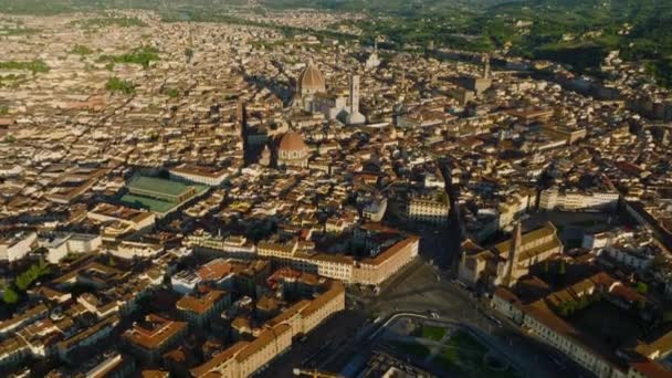 在美丽的市中心 朝前飞行在街道和建筑物之上 金色的时辰里 著名的地标被太阳照亮 意大利佛罗伦萨 — 图库视频影像