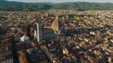 Altın saatinde eski kasabadaki tarihi manzaraların üzerinde uç. Kare kulesi ve büyük kubbesi olan Duomo di Firenze. Floransa, İtalya.