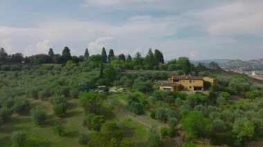 Bahçenin üzerinde ağaçlarla uçuyor. Ünlü manzarayla geniş bir şehir manzarası ortaya çıkıyor. Floransa, İtalya.