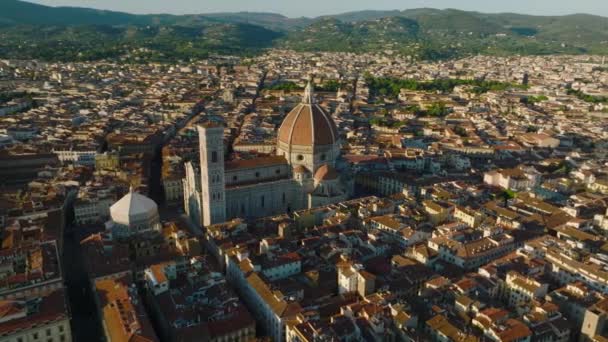 黄金の時間に旧市街の歴史的な観光スポットの上を飛ぶ ドゥオーモ フィレンツェ広場の塔と大きなキューポラ フィレンツェ イタリア — ストック動画