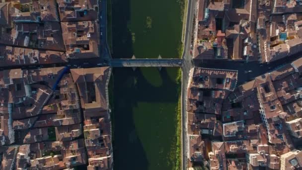 从上往下拍摄的阿诺河的绿水流经城市的镜头 滨水街道和老城区周围的建筑物 意大利佛罗伦萨 — 图库视频影像