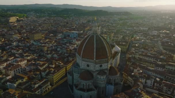 Przód Przelatuje Nad Katedrą Florencji Dużą Kopułą Wysoką Dzwonnicą Atrakcyjne — Wideo stockowe