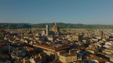 Tarihi şehir merkezindeki binaların üzerinden ileriye doğru uçuyor. Duomo di Firenze 'ye doğru gidiyor, büyük kubbeli eski bir katedral. Floransa, İtalya.