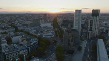 Modern ofis binaları eski kilisenin kalıntılarıyla çelişiyor. Gün batımına karşı şehrin havadan panoramik görüntüsü. Charlottenburg Mahallesi, Berlin, Almanya.