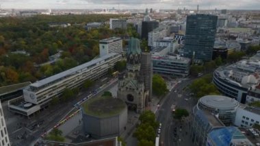Modern kasaba gelişiminin tarihi dönüm noktasının havadan inen görüntüleri. Eski kilisenin kalıntıları. Charlottenburg Mahallesi, Berlin, Almanya.
