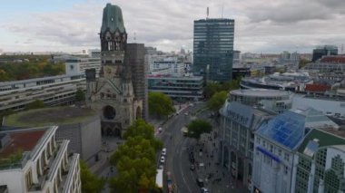 İleri, caddenin üzerinden uçar. Eski kilisenin kalıntılarının havadan görünüşü. Charlottenburg Mahallesi, Berlin, Almanya.