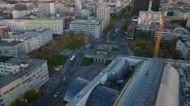 Metro istasyonuna yüksek açılı giriş. U banh 'ın yeraltı bölümü sokağın altından geçiyor. Charlottenburg Mahallesi, Berlin, Almanya.