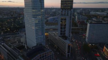 Alacakaranlıktaki modern binalar ve şehir merkezinin havadan çekilmiş görüntüleri. Charlottenburg Mahallesi, Berlin, Almanya.