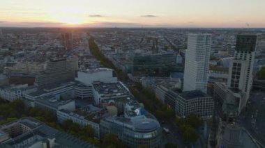 Gün batımında şehir merkezinin üzerinden uç. Modern otel binaları ve tarihi simgeler. Charlottenburg Mahallesi, Berlin, Almanya.