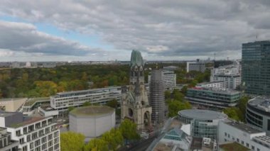 Ünlü tarihi dönüm noktasının havadan yükselen görüntüleri. Arka planda modern gelişim ve sonbahar renk ağaçları arasındaki tarihi kilise. Charlottenburg Mahallesi, Berlin, Almanya.