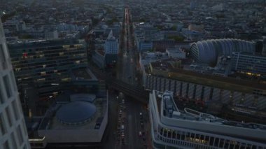 Şehir merkezindeki düz caddenin yüksek açılı görüntüsü. Modern yüksek katlı otel binalarının tersten görünümü. Charlottenburg Mahallesi, Berlin, Almanya.