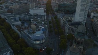 Modern binaların ve geniş sokakların yüksek açılı manzarası. Şehir manzarasını gün batımına karşı yukarı kaldır. Charlottenburg Mahallesi, Berlin, Almanya.