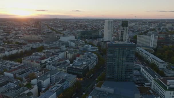 Vista Aérea Ciudad Moderna Contra Puesta Sol Charlottenburg Berlín Alemania — Vídeo de stock