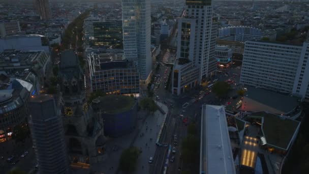 黄昏时分 空中俯瞰现代高楼和旧教堂周围街道上的交通情况 德国柏林夏洛特堡居民区 — 图库视频影像