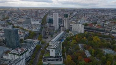 Metropolün havadan panoramik görüntüsü. Modern yüksek binalı otellerin ve tarihi dönüm noktalarının görüntülerini kaydır. Charlottenburg Mahallesi, Berlin, Almanya.
