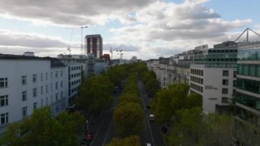 Bir sürü ağacı olan geniş bir cadde. Kentsel yerleşim bölgesinde yeşillik. Charlottenburg Mahallesi, Berlin, Almanya.