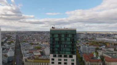Yörünge, büyük şehrin üstündeki yüksek ve modern binanın etrafında çekildi. Charlottenburg Mahallesi, Berlin, Almanya.