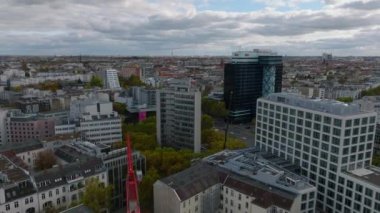 Şehir merkezindeki modern ofis binalarının üzerinden uç. Yol kavşağı ile geniş cadde açığa çıkıyor. Charlottenburg Mahallesi, Berlin, Almanya.