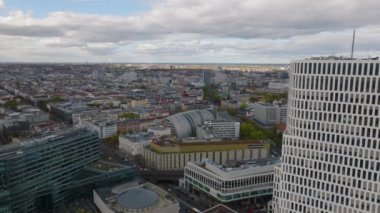 İleri, modern tasarım yüksek binası etrafında uçar. Şehir merkezindeki panoramik gelişim manzarası. Charlottenburg Mahallesi, Berlin, Almanya.
