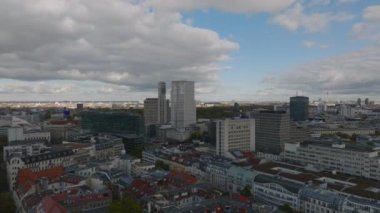 İleri uçaklar şehir merkezinin üzerinde. Yüksek modern otel binalarından oluşan bir grup. Charlottenburg Mahallesi, Berlin, Almanya.