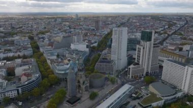 Metropolis 'in hava panoramik görüntüleri. Modern ofis binalarıyla çevrili tarihi yerlerin üzerinde ilerliyorlar. Charlottenburg Mahallesi, Berlin, Almanya.
