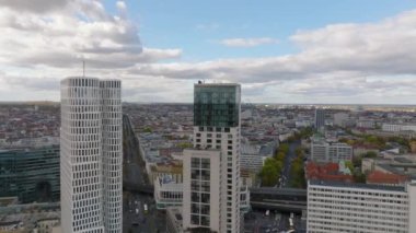 Şehir merkezinin üzerinde ilerliyorlar. Modern yüksek katlı otel binaları. Charlottenburg Mahallesi, Berlin, Almanya.