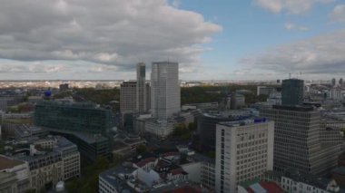 Modern şehir ilçesindeki binaların havadan yükselen görüntüsü. Bir grup yüksek otel binası ve caddelerde trafik. Charlottenburg Mahallesi, Berlin, Almanya.