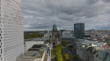 Şehir merkezindeki binaların üzerinden uç. Eski kilisenin kaydırağını çek. Charlottenburg Mahallesi, Berlin, Almanya.