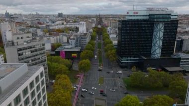 İleri, modern şehir ilçesinde yüksek binaları olan işlek yol kavşağının üzerinde uçar. Charlottenburg Mahallesi, Berlin, Almanya.