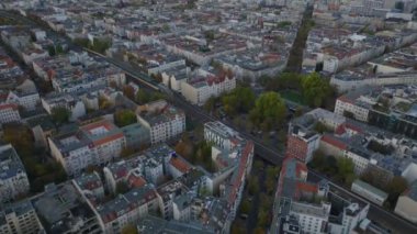 Şehir merkezinin yüksek açılı manzarası. Apartman blokları ve raylardan geçen tren. Charlottenburg Mahallesi, Berlin, Almanya.