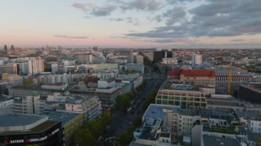 Alacakaranlıkta metropolün üzerinde ilerleyin. Ağaçlı geniş cadde ve Wittenbergplatz U Bahn İstasyonu girişi. Charlottenburg Mahallesi, Berlin, Almanya.