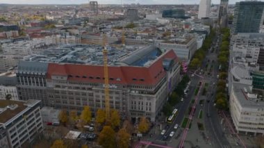 Şehir merkezinin üzerinden uç. Büyük bir mağaza binası ve geniş bir bulvar. Charlottenburg Mahallesi, Berlin, Almanya.